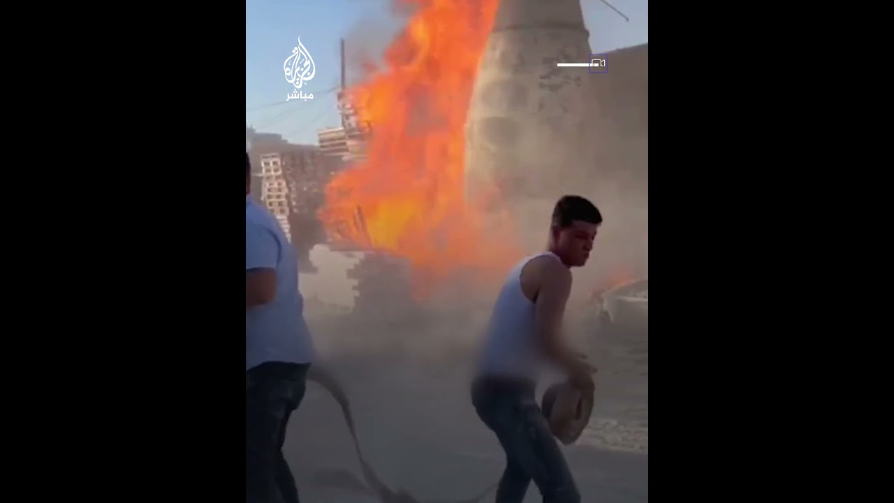 مستوطنون يضرمون النيران بعد اقتحام محيط المنطقة الصناعية في بلدة بيتا جنوبي نابلس بالضفة الغربية