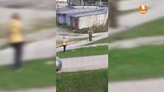 Мужчина учит сына стрелять по голубям 18+