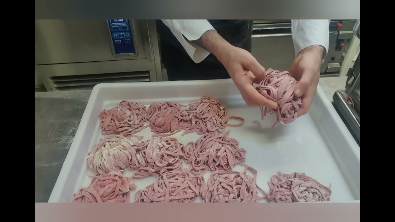Fettuccine Rosse alla Gricia con Asparagi