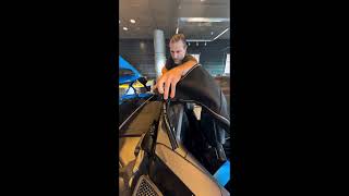 How to install the soft top on the Porsche 718 Spyder RS screenshot 4