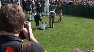 Raw Video: Obamas Host Easter Egg Roll