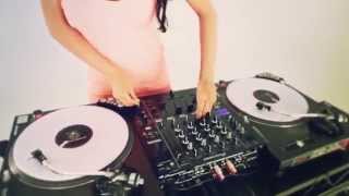 DJ Juicy M   Mixing and Scratching with vinyls Exclusive