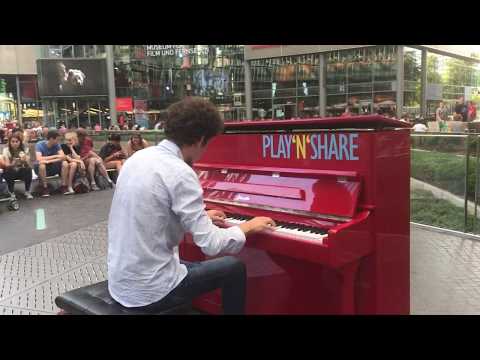 Video: Anonyme Protestflops Im Sony Center