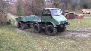 Unimog 411 transportiert Holzstämme