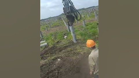 Đóng cọc bê tông bằng búa rung Feng Fu