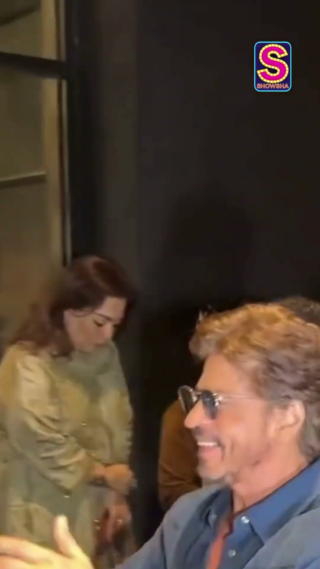 Shah Rukh Khan Poses With Amir Khan At Loveyapa Screening In The City | N18S #shahrukh #bollywood