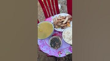 Một chiếc video cho bữa cơm một minh ngoài trời bên bếp củi