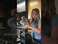 Jennifer Aniston making smoothie .