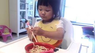 20140629嫻嫻用筷子吃麵