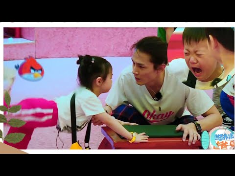 弟弟搶不到座位嚎啕大哭，李承鉉讓Lucky讓位置給弟弟，Lucky不開心卻還大方讓位 ，媽媽戚薇很是欣慰 |《想想辦法吧！爸爸》