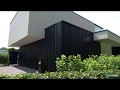 Zwarte Houten Garagedeur Gelijk Met De Gevel | Different Doors