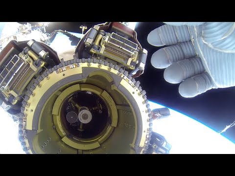Видео: Астронавт се опитва да защити четири НЛО, които летят около МКС с ръка - Алтернативен изглед