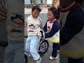 الشقيقة أهدت الأخت دراجة بأحذية صغيرة ممتعة جد ا