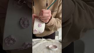 La nouvelle tasse de la collection Printemps avec ses petites fleurs en relief 💛