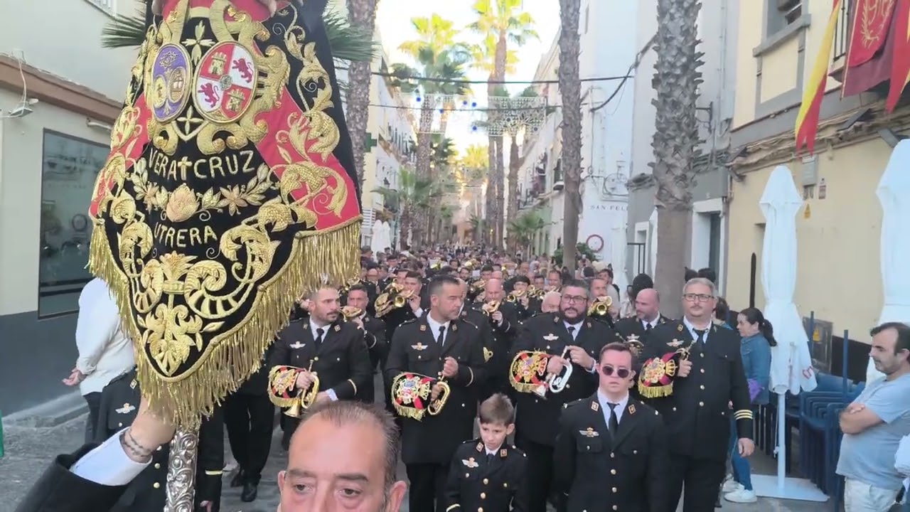 La BCT Vera cruz utrera abriendo el cortejo de la palma coronada 2025