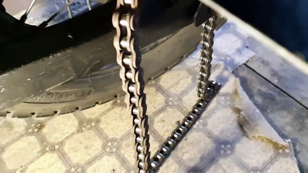 Цепь от мотоцикла на шее