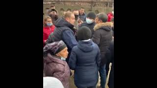 Жители окраинных районов Алматы тонут в грязи и выходят на митинги