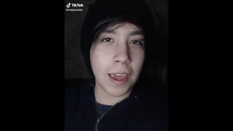 Quackity plays rock paper scissors with his cat