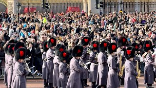 Royal Rush: Witness Buckingham Palace's Famous Guard Extravaganza!