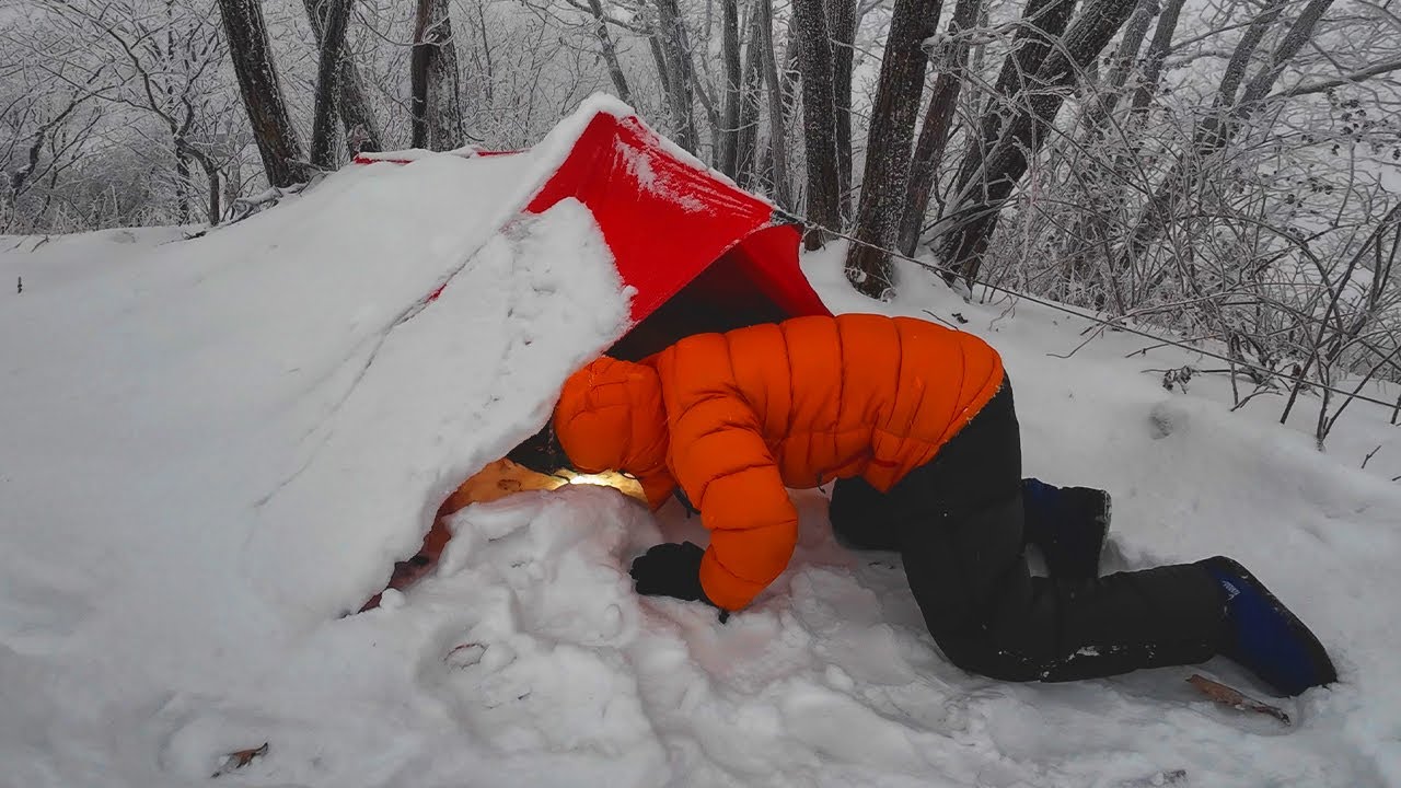오늘은 이렇게 잡니다...폭설 내리는 1,200미터 설산에서 쉘터 만들어 아늑하게!!