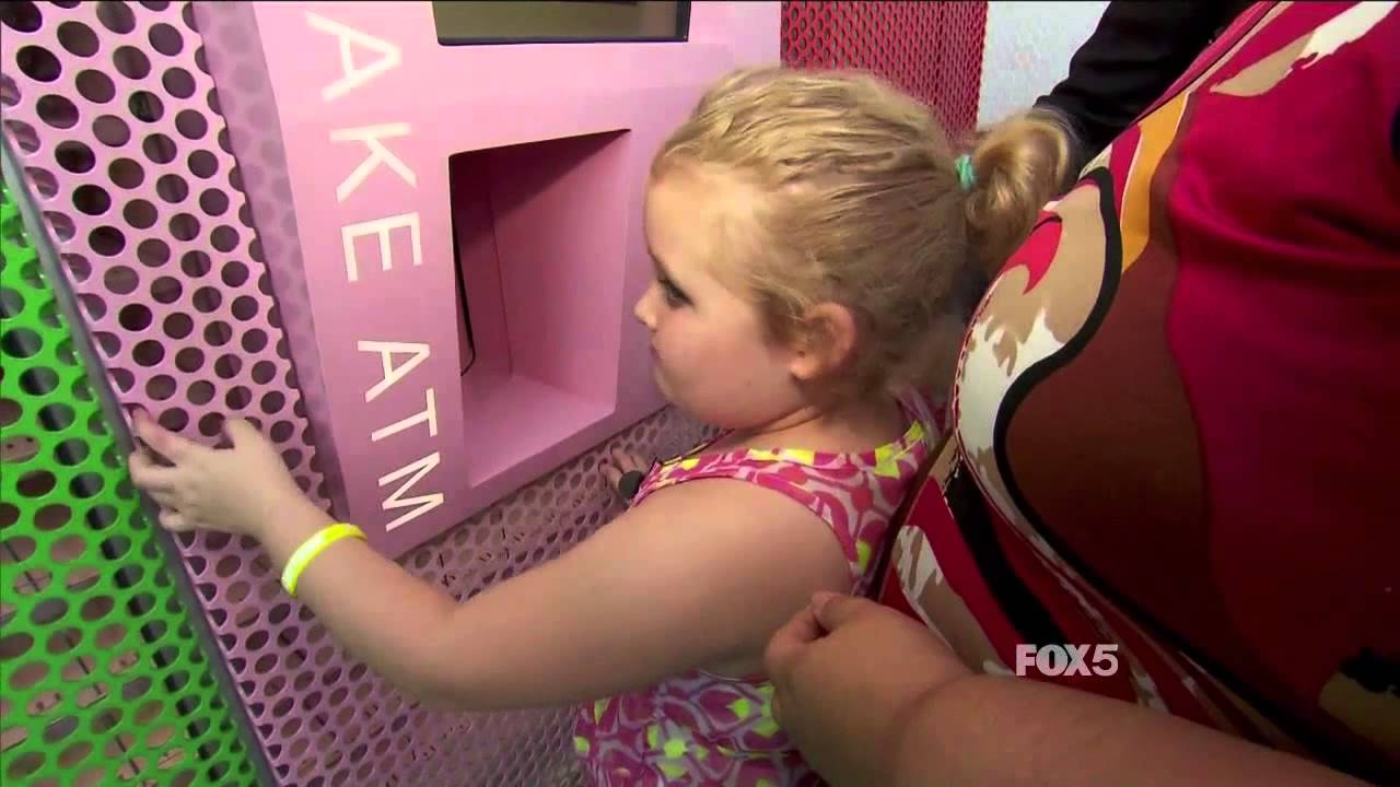 Honey Boo Boo visits the Sprinkles Cupcake ATM!