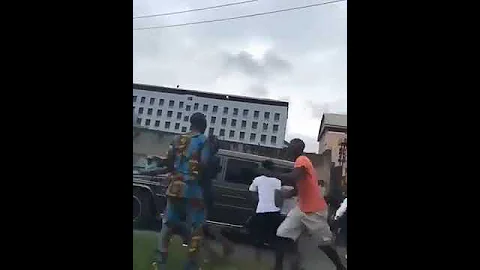 Fans struggle as Wizkid throws money on a street in Lagos