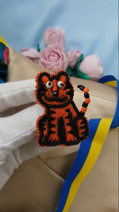 Embroidered brooch tiger brooch. Помаранчева брошка тигр ручної роботи ...