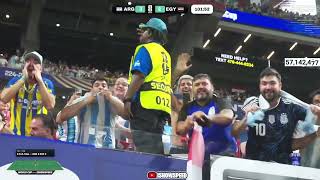Argentino haciendo gesto racista \