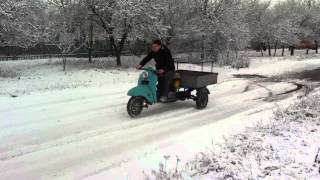 Муравей тюнинг спорт дрифтует по заснеженой улице