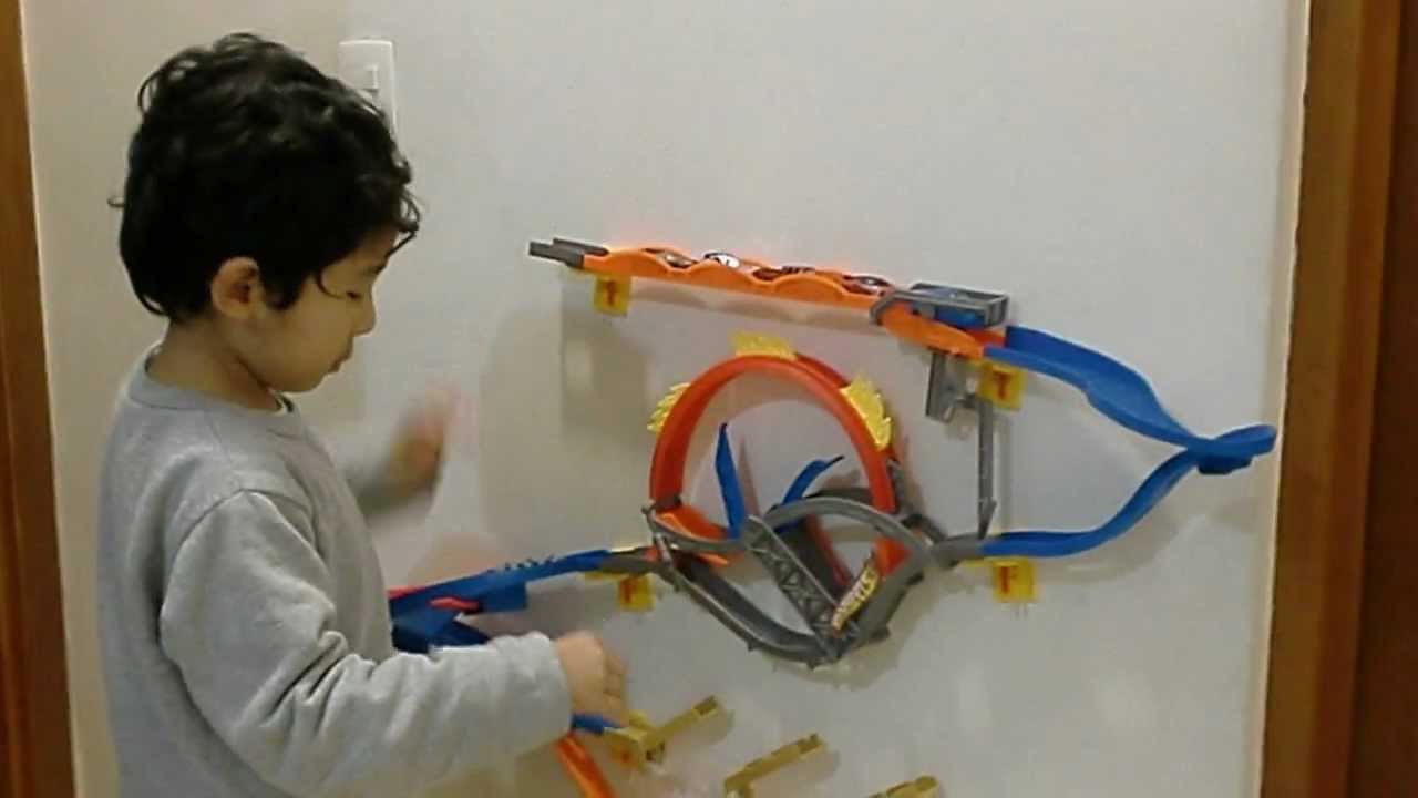 O Tiago e a Super Pista Wall Tracks do Hot Wheels 