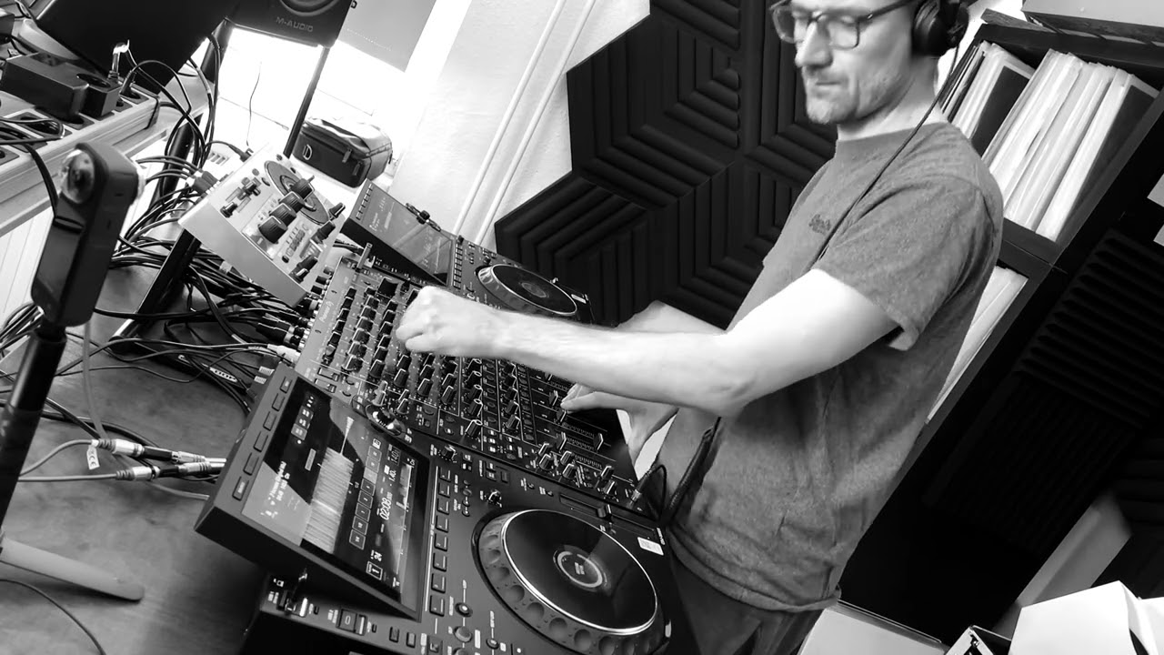 Ver SHRTMX 126 – Raw Industrial Techno Mix by Benjamin Stahl | Hardgroove, Peak Time, Driving Techno no YouTube Ver SHRTMX 126 – Raw Industrial Techno Mix by Benjamin Stahl | Hardgroove, Peak Time, Driving Techno no YouTube