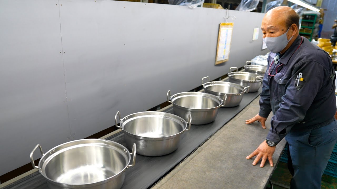 Процесс приготовления традиционного японского горячего горшка.