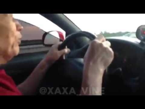 Дед дрочит в машине