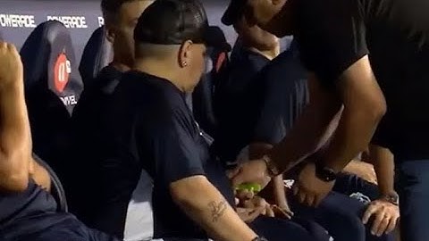 😱 Maradona appears to use 