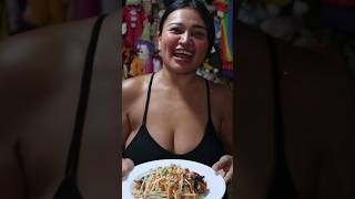 파타야의 아름다운 그녀는 행복을 요리합니다 - 태국 길거리 음식