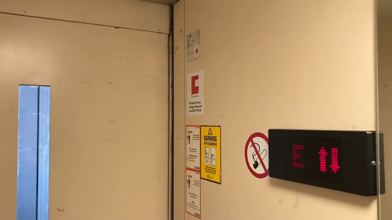 1989 Kalea (mod. by: Midroc Electro) Roped Hydraulic Elevator @ Åsbäcksgatan 34A, Söderhamn, Sweden.