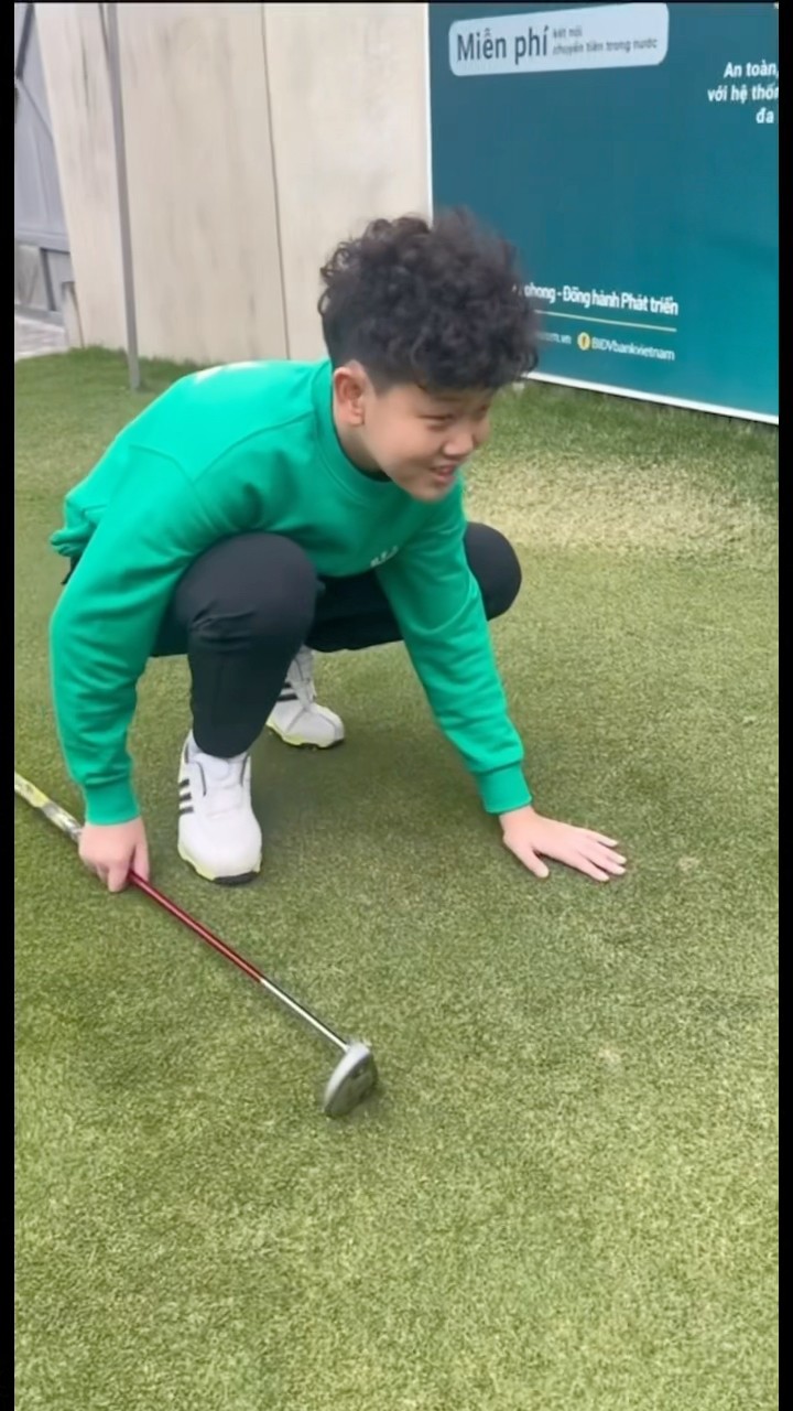 (Golf familyVN ) em bé có cú đánh putter đẹp quá ?#golf #shorts