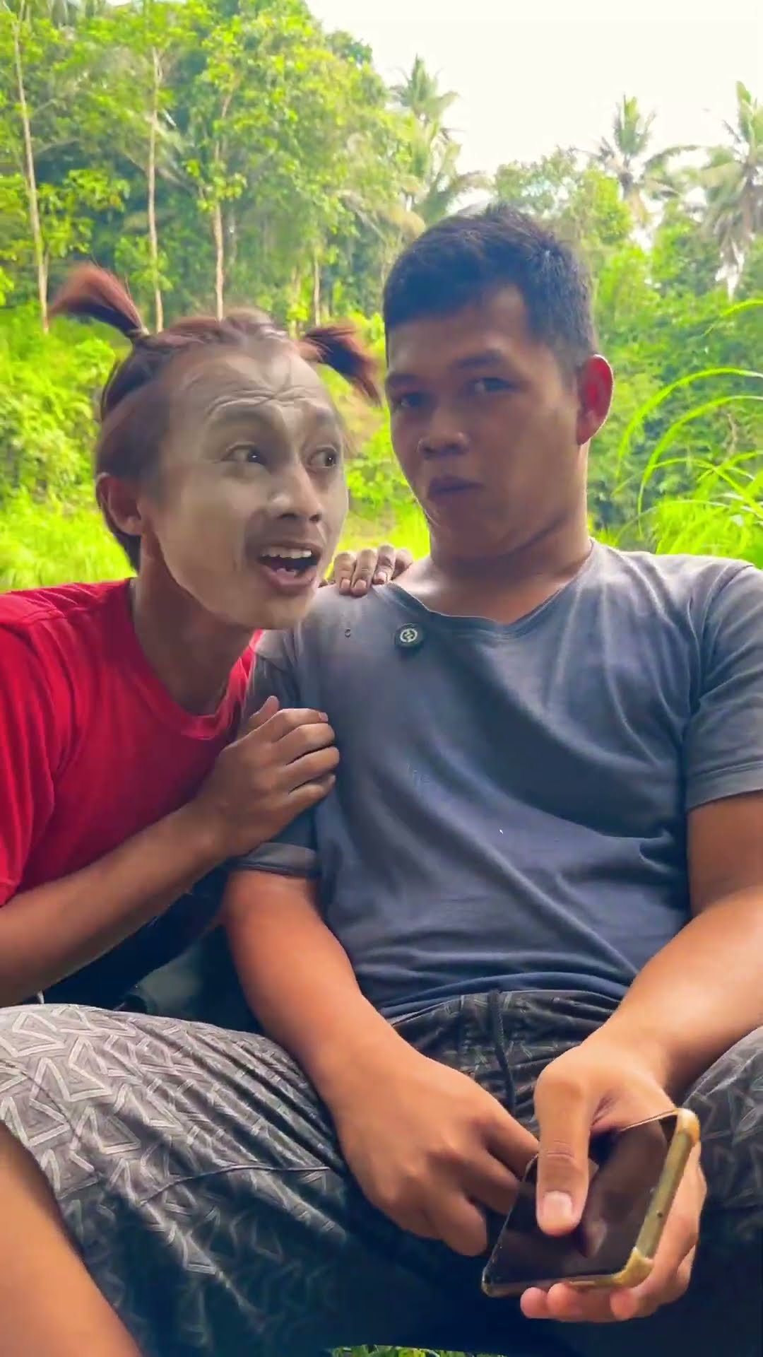 Manusia Kucing Tersesat di Hutan