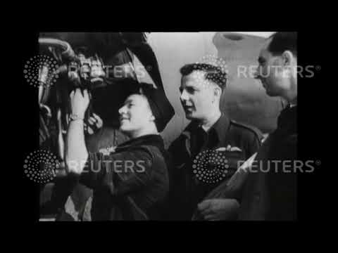 1942 WAAF mechanics work to keep RAF flying