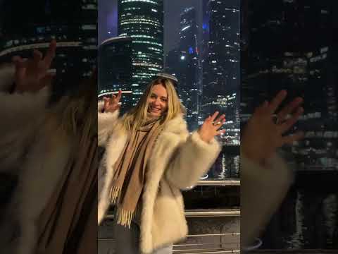 Красивая ДЕВУШКА в Прямом Эфире у МОСКВА СИТИ