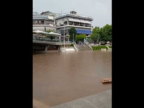 kozan.gr: H σφοδρή καταιγίδα μετέτρεψε την κεντρική πλατεία Κοζάνης σε ..."πισίνα"