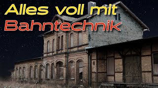 Alles noch voll mit Eisenbahntechnik - Der verlassene Bahnhof mit Stellwerk