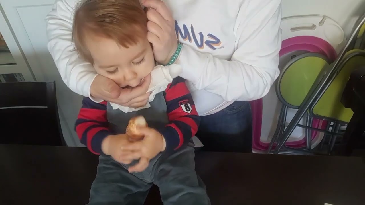 Cómo sacar mocos a bebé mayor - YouTube