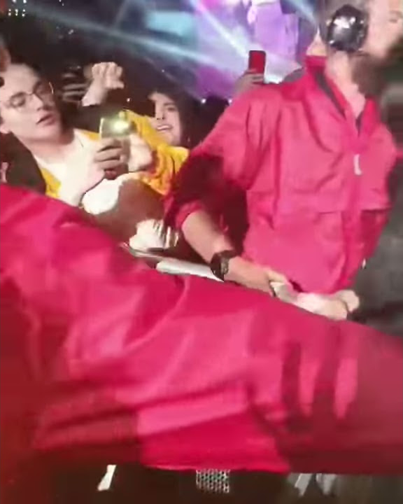 JUNGKOOK TURUN DARI PANGGUNG!!!
