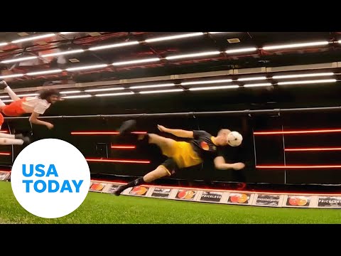 Soccer legends play in zero gravity | USA TODAY