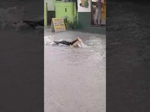 Homem toma banho em rio que ser formou no meio da Rua no B  Shell