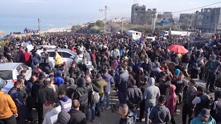 Palestinians wait for Israel to allow their return to northern Gaza