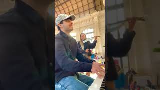 Je joue du piano avec une violoniste à la gare de Bordeaux moment incroyable