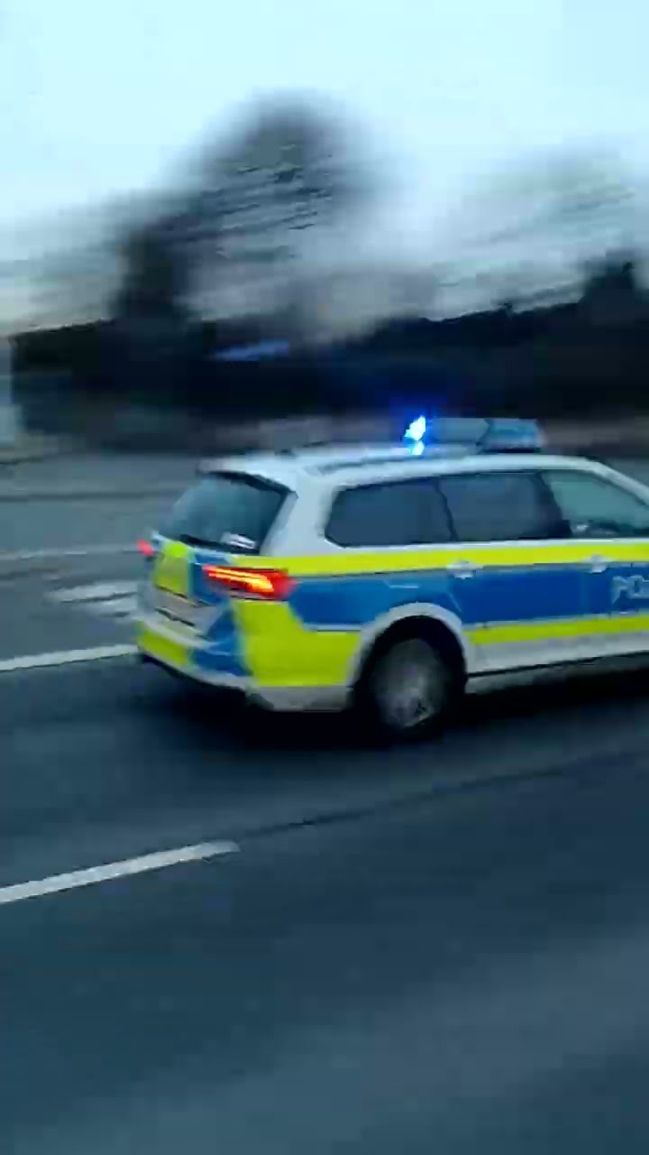 [Person mit Schusswaffe gemeldet] Großeinsatz für die Polizei Hamburg // 4 FuStw auf Einsatzfahrt]