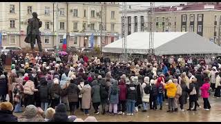 Якутск.На площадь Орджоникидзе, десятки людей (в основном женщины) вышли на акцию против мобилизации